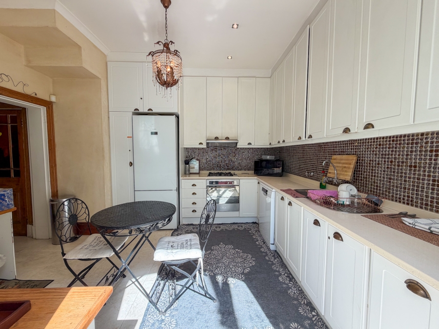 6 Bedroom Property for Sale in Green Point Western Cape